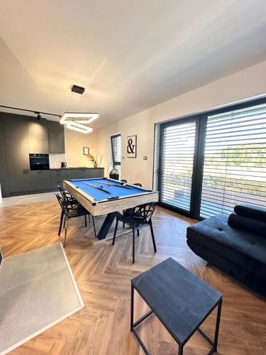 a living room with a ping pong table in it at SPA Apartament Wisła prywatna sauna, jacuzzi i bilard in Wisła