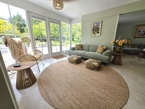 ein Wohnzimmer mit einer Couch und einem Teppich in der Unterkunft Strandvilla Kamperland in Kamperland