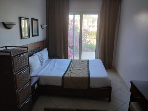 Ένα ή περισσότερα κρεβάτια σε δωμάτιο στο Chalet in Sahl Hesheesh