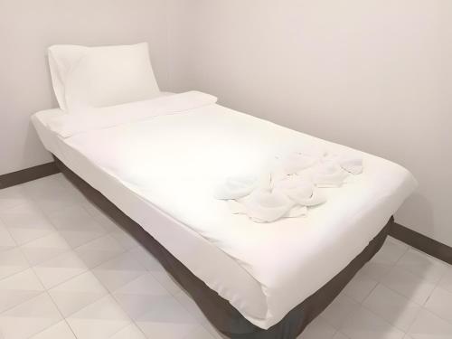 Postel nebo postele na pokoji v ubytování Mitr Inn - Phuket Old Town มิตรอินน์ ภูเก็ต เมืองเก่า 3