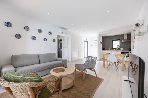 a living room with a couch and a table at Villa Jump Jibe in Sagres