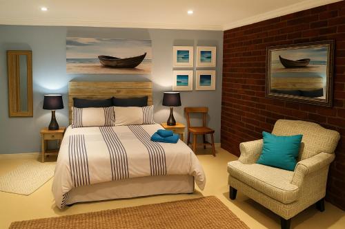 une chambre avec un lit et une chaise dans l'établissement Limonite GuestHouse, à Pretoria