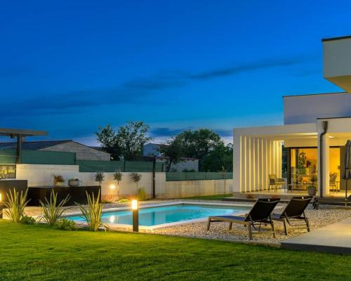 TerzignoにあるLa Dolce Vita Villa with Sauna & Private Poolの夜のプールのある家