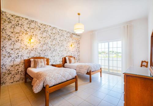 Villa Mina - Large house sleeps 9, walk to beach, golf and shops