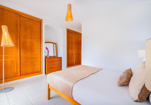 Villa Mina - Large house sleeps 9, walk to beach, golf and shops