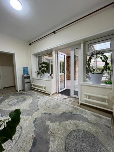 Ein Sitzbereich in der Unterkunft Табылга guest house