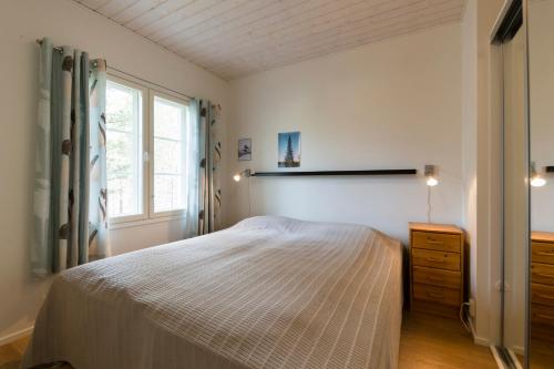 Un dormitorio blanco con una cama y una ventana. en Levin Alppihuoneistot 2 A 5 Visit Levi, en Levi