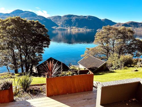 OltedalにあるCabin with beach and sauna 18 min PreikestoIenの山を背景にした湖の景色