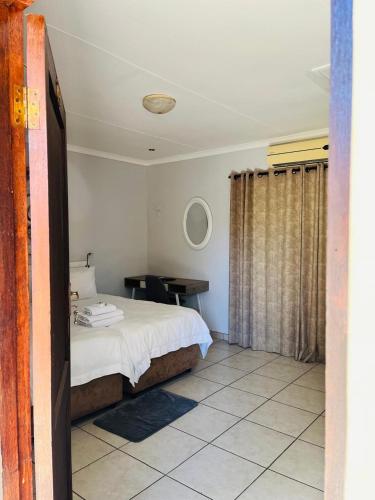 Ένα ή περισσότερα κρεβάτια σε δωμάτιο στο St. Lucia Safari Lodge
