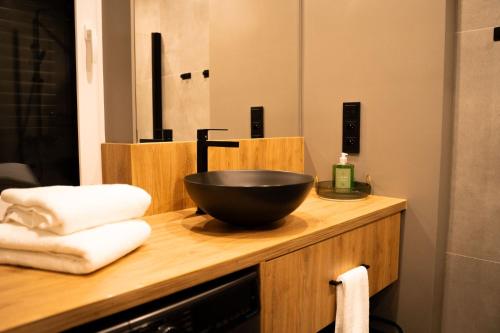 een kom op een houten aanrecht met handdoeken bij Domki Natura Zator in Graboszyce