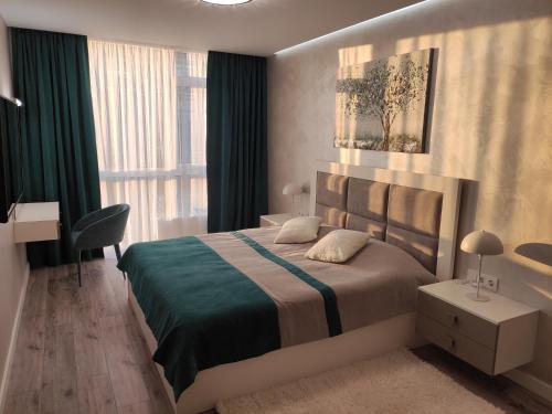 une chambre avec un lit, un bureau et une fenêtre dans l'établissement Люкс Апартаменти в центрі міста, à Soumy