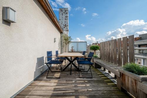 Villa Euphrosina boutique verblijf met verwarmd zwembad, sauna, vlakbij het strand van Oostendeにあるバルコニーまたはテラス