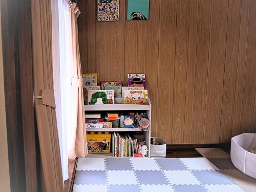 a book shelf filled with books in a room at 天宿りAmayadori in Ise