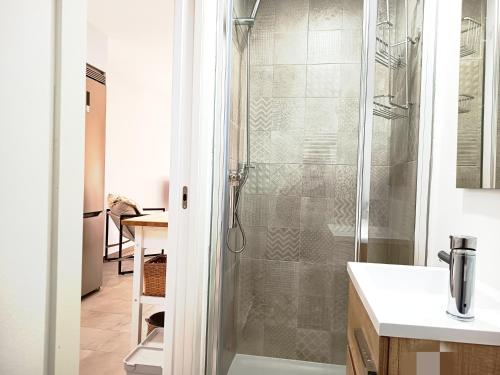 une salle de bain avec douche et lavabo dans l'établissement Casa Bakara la Brisa Zahara beach, à Zahara de los Atunes