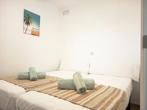 une chambre avec un lit avec deux oreillers dessus dans l'établissement Casa Bakara la Brisa Zahara beach, à Zahara de los Atunes