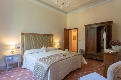 a bedroom with a large bed in a room at Il Marchese Di Ronta in Ronta