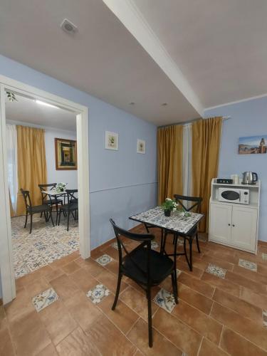 une cuisine et une salle à manger avec une table et des chaises dans l'établissement B&B Piazza Mazzini, à Catane
