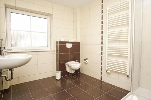 Koupelna v ubytování Balkon mit Meerblick, gratis Nutzung vom AHOI Erlebnisbad und Sauna in Sellin - Haus De niege Wech FeWo 04