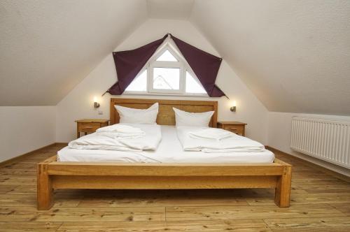 Postel nebo postele na pokoji v ubytování Balkon mit Meerblick, gratis Nutzung vom AHOI Erlebnisbad und Sauna in Sellin - Haus De niege Wech FeWo 04