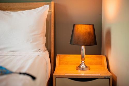 Postel nebo postele na pokoji v ubytování The Living Hotel SamutPrakan