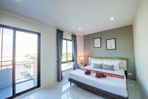 Postel nebo postele na pokoji v ubytování The Living Hotel SamutPrakan