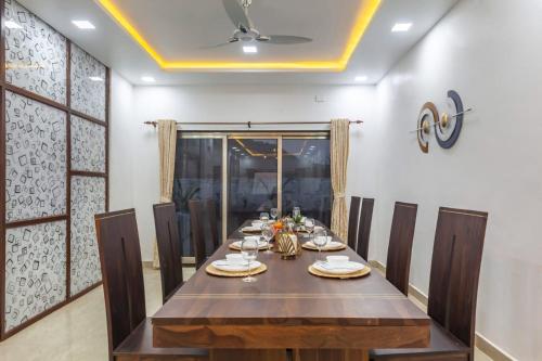 a dining room with a long wooden table and chairs at Villa Arionne in Borlai