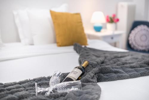 Elegant Dimitra, Your Beautiful Home in Athens, by Acropolin