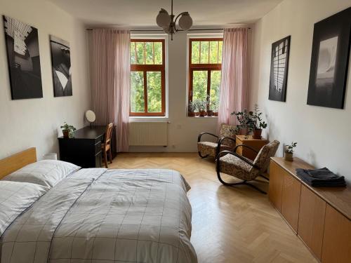 Postel nebo postele na pokoji v ubytování Stylish 90m2 2-Bedroom Apartment in Brno Centre with Balcony & Workspace