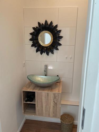 a bathroom with a sink and a mirror on the wall at Appartement "Karl" mit 2 Schlafzimmern an der Goitzsche Bitterfeld in Bitterfeld