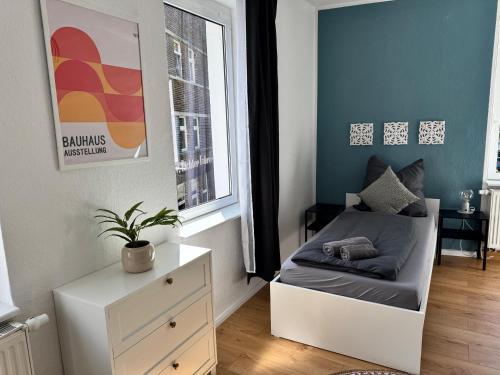 a small bedroom with a bed and a window at Appartement "Martha" mit 3 Schlafzimmern an Goitzsche Bitterfeld in Niederdorla