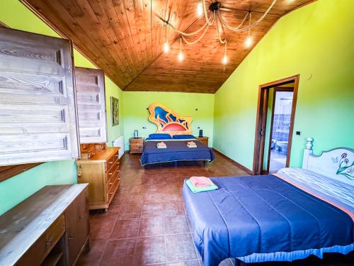 ein Schlafzimmer mit zwei Betten in einem Zimmer in der Unterkunft La Casa del Monte in Ocero