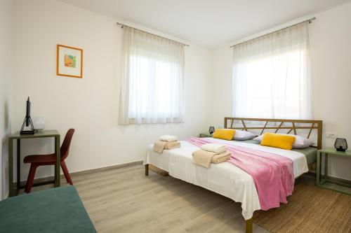 En eller flere senge i et værelse på Holiday House Villa Skrila