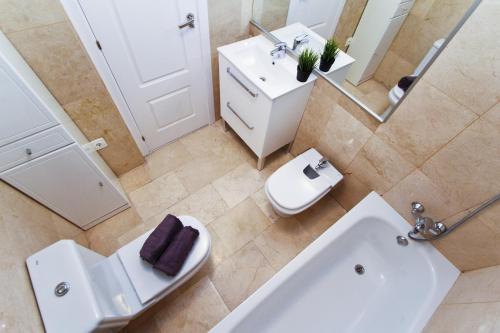 Un baño con inodoro, lavabo y bañera. en NATURE PLUS Family House, en Salou