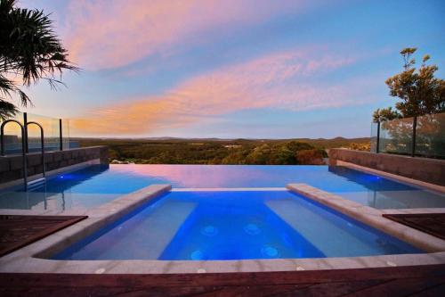 una piscina con vista sul tramonto di Driftwood a Boat Harbour