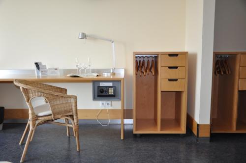 LobbachにあるSeminarhotel in der Manfred-Sauer-Stiftungのデスクと椅子が備わるオフィス、キャビネット