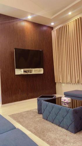 a living room with a flat screen tv on a wall at شاليهات الفيا in Abha