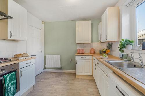 Dapur atau dapur kecil di Contractor ready Homes Secure Parking