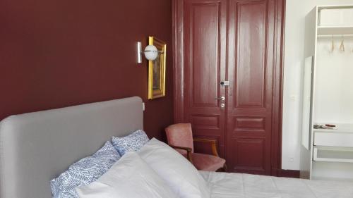 una camera da letto con un letto e una porta rossa di Villa 36 B&B a Bruxelles