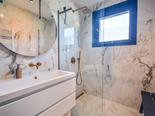 Appartement lumineux, 4 pers, terrasse, 700m centre et télécabine, WiFi, parking, draps inclus