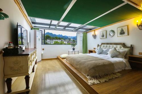 a bedroom with a large bed and a large window at XI SHANG YUN JIAN Inn in Hanqiyu