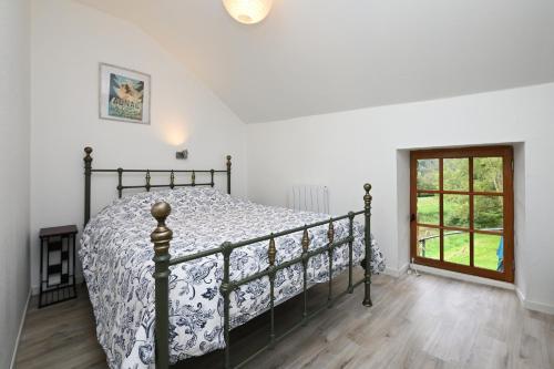 a bedroom with a bed in a room with a window at Sport et réconfort en Couserans in Soulan
