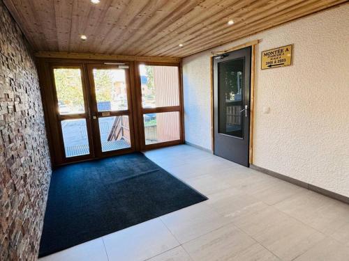 an empty room with a door and a brick wall at Joli studio 4 pers avec balcon sud aux Deux Alpes - Parking - FR-1-546-51 in Les Deux Alpes