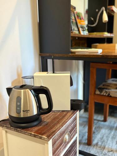a toaster sitting on top of a wooden table at Chambres d'Hôtes Villa Aquitaine in Bretagne-de-Marsan