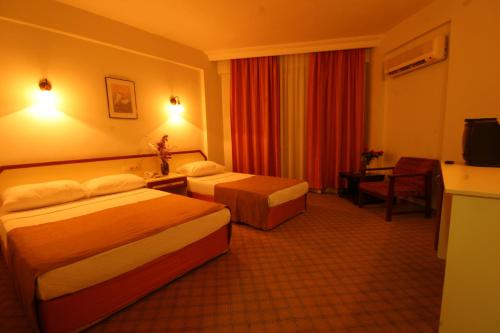 Llit o llits en una habitació de Kleopatra Beach Hotel