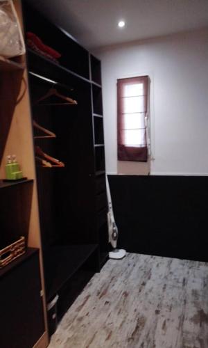 a room with a black closet and a window at Chambres d'Hôtes Villa Aquitaine in Bretagne-de-Marsan