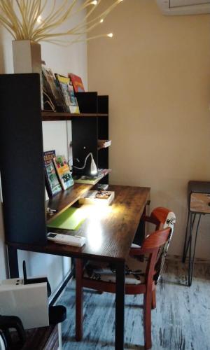 a wooden desk with a chair in a room at Chambres d'Hôtes Villa Aquitaine in Bretagne-de-Marsan