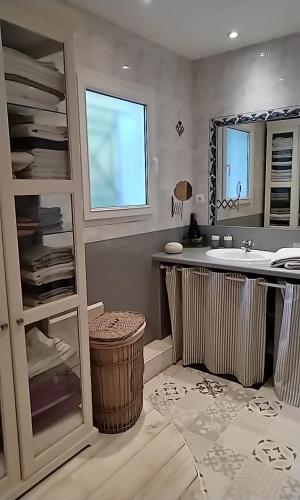 a bathroom with a sink and a mirror at Chambres d'Hôtes Villa Aquitaine in Bretagne-de-Marsan