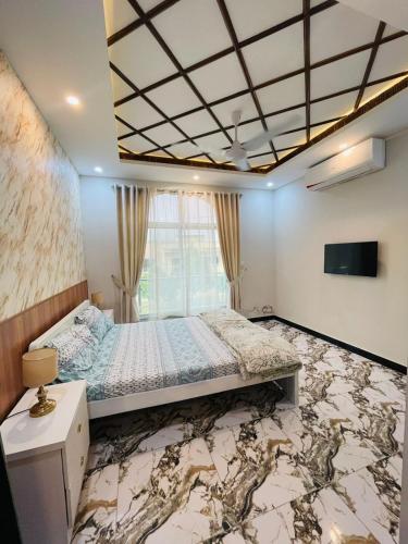 una camera da letto con un letto con pavimento in marmo di Comfort corner a Rawalpindi