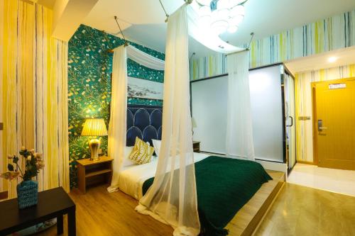 a bedroom with a bed with a canopy at XI SHANG YUN JIAN Inn in Hanqiyu