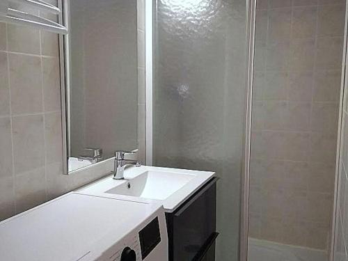 a bathroom with a sink and a shower with a mirror at Appartement rénové avec balcon, proche pistes et centre, Autrans - 5 pers, 34m² - FR-1-737-5 in Autrans